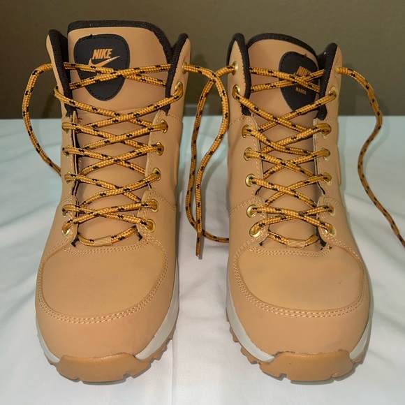 Gently Used Nike Men’s Boots. - Picture 2 of 10